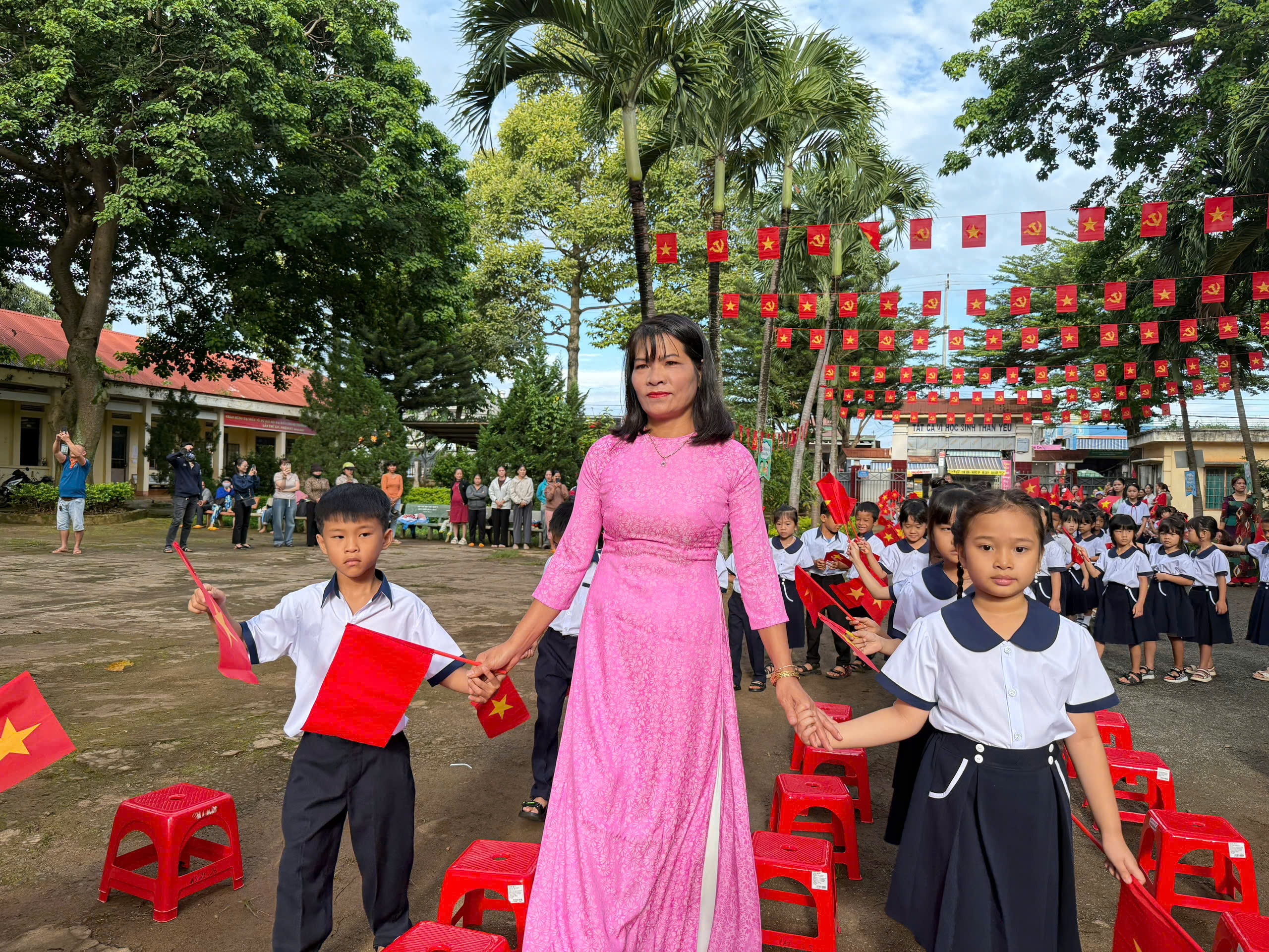 Đón học sinh lớp 1